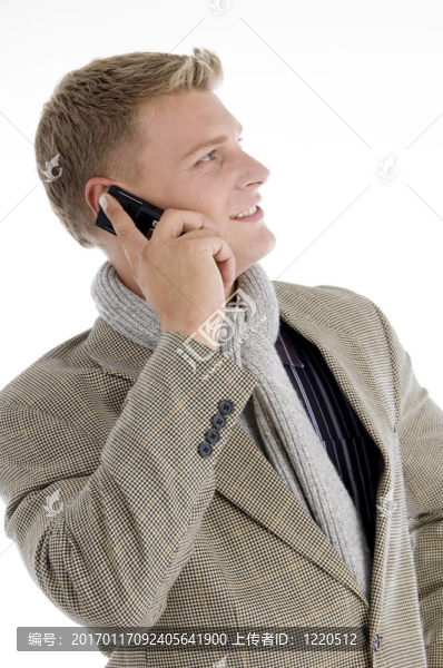 微笑的年輕白人在手機上互動