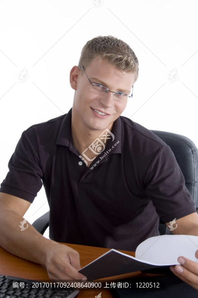 快樂的男人抱著筆記本