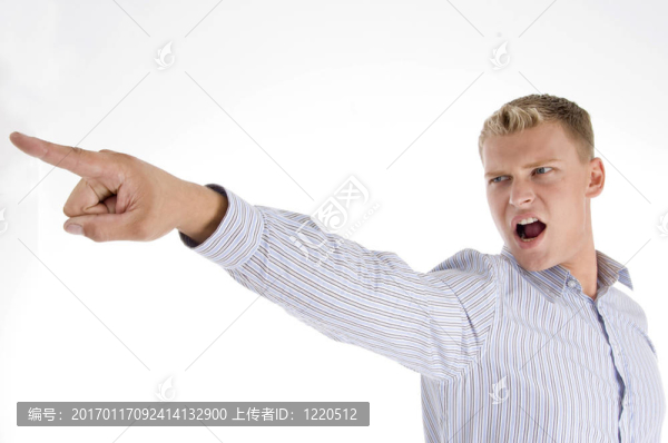 白人男子指著