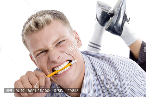 男子拿著牙齒的鉛筆