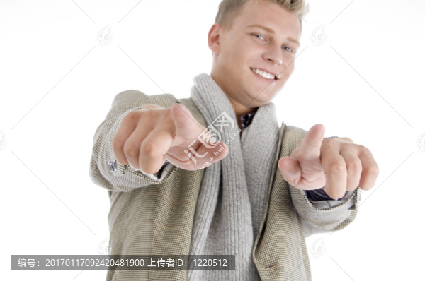 聰明的美國人用雙手指著