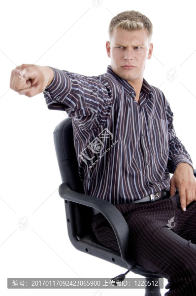 美國年輕人憤怒地指著