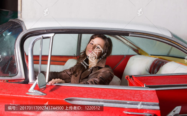 在車輪的retrocar女孩