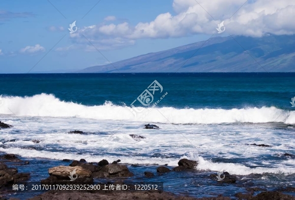 以山和天空為背景的海洋