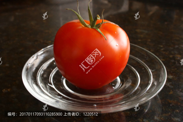 玻璃板上的新鮮西紅柿。