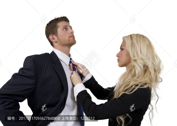 女士打結(jié)領(lǐng)帶的男人