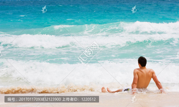 男人在海灘上