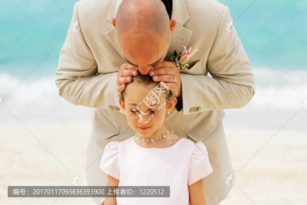 父親在女兒的頭上吻了一下；賣花女（結(jié)婚日）