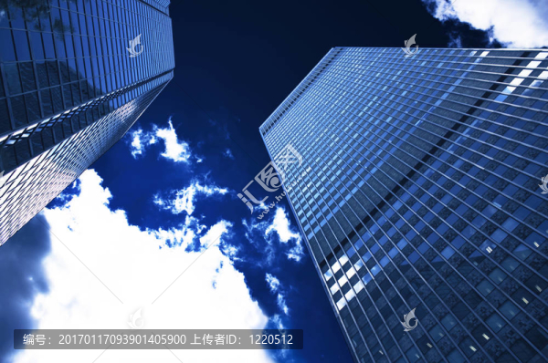 企業(yè)建設(shè)在一個(gè)深藍(lán)色的天空與云