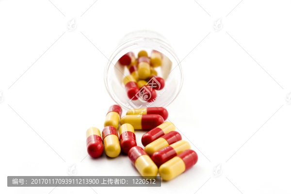 在白色背景上的一瓶藥丸