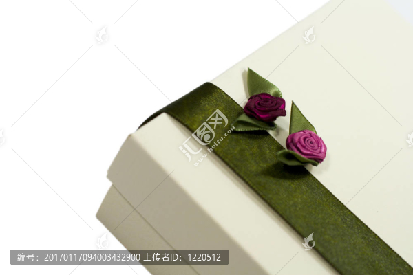 綠色裝飾的白色禮品盒