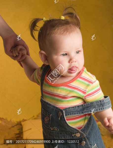 有人走路的嬰兒