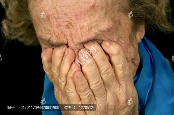 悲傷的老婦人