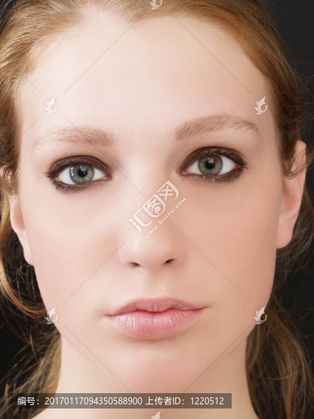 漂亮的金發(fā)女人沒有微笑的特寫