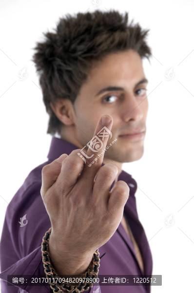 男子表現(xiàn)出粗俗的手勢(shì)