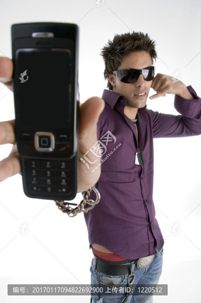 顯示手機的白人男子