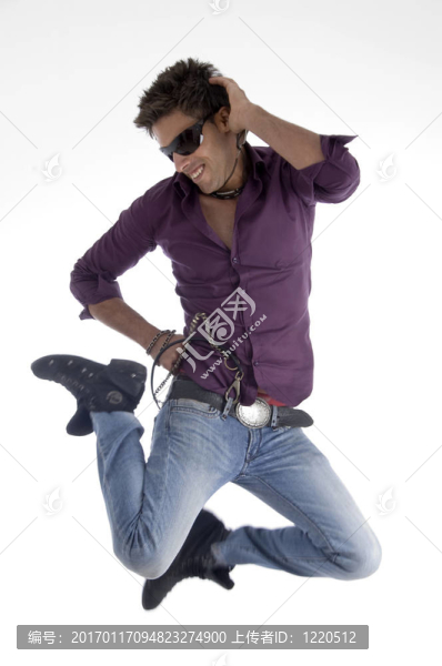 跳躍快樂的男舞者