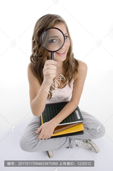 帶書和鏡頭的快樂女孩