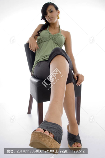 坐著年輕女性模特