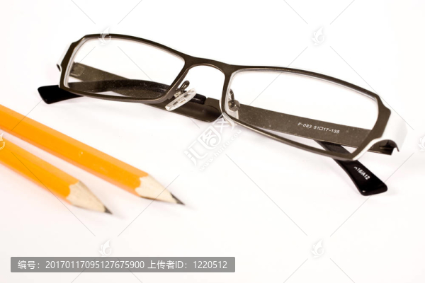 鉛筆與眼鏡