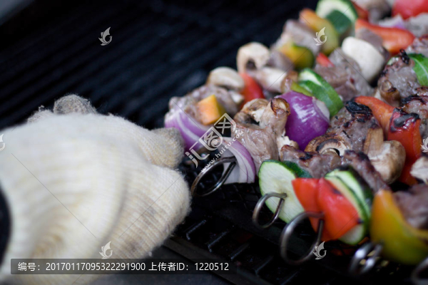 烤羊肉串的烤架上