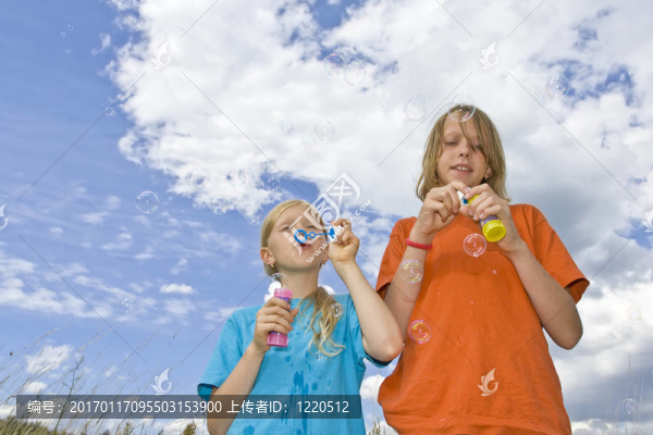 孩子們吹泡泡