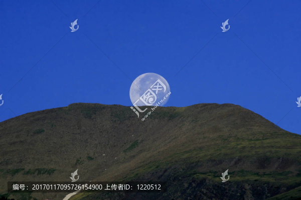 山上的滿月