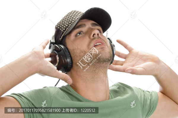 戴帽子和耳機的年輕人