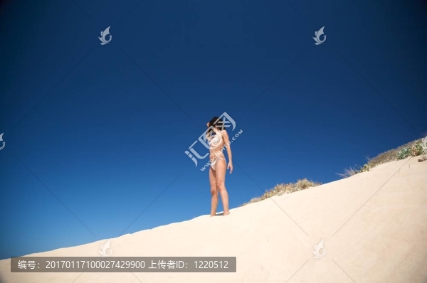 比基尼女人看