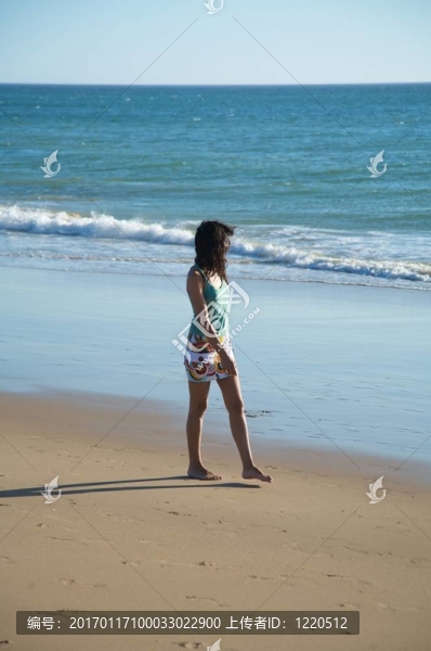赤腳在海灘上散步