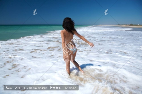 白水上的女人