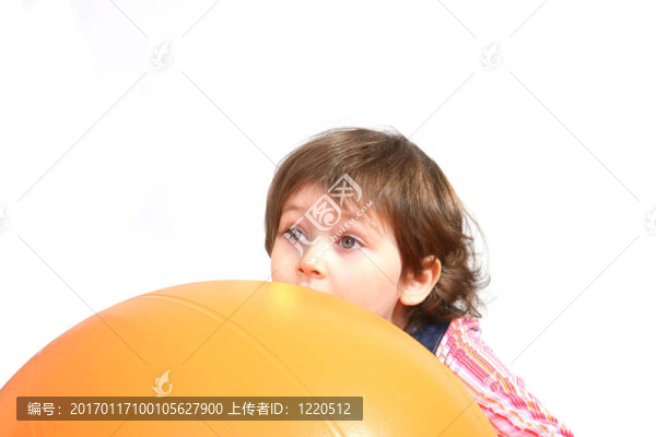 小女孩玩大橘子球