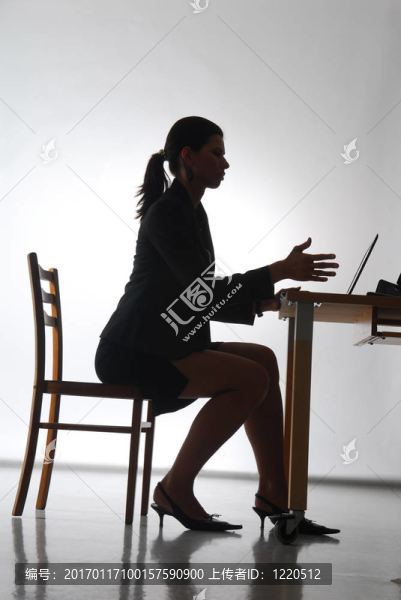 辦公室里的一個(gè)女人