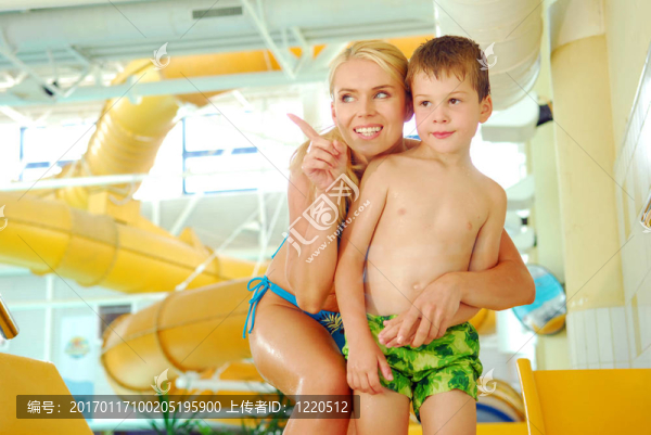 和母親在游泳池里