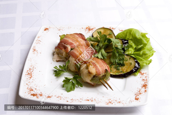 烤的雞肉包裹在培根弦木串飾以烤茄子；在白盤沙拉和香菜葉