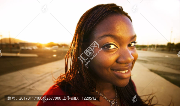 美麗的女人在日落
