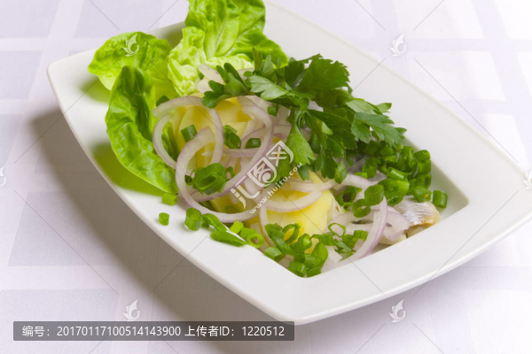 土豆加鯡魚；白盤子上的洋蔥和歐芹