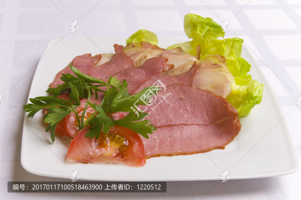 火腿配沙拉；番茄和歐芹在白盤子上