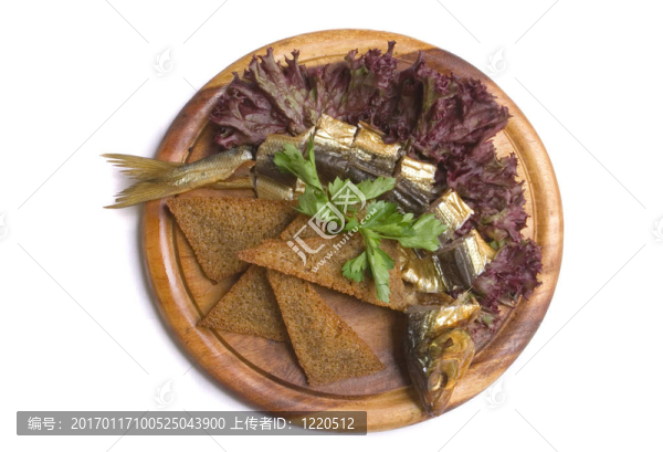 煙熏鯖魚沙拉；香菜和烤面包