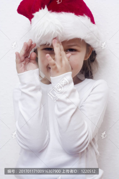 小女孩打扮得像