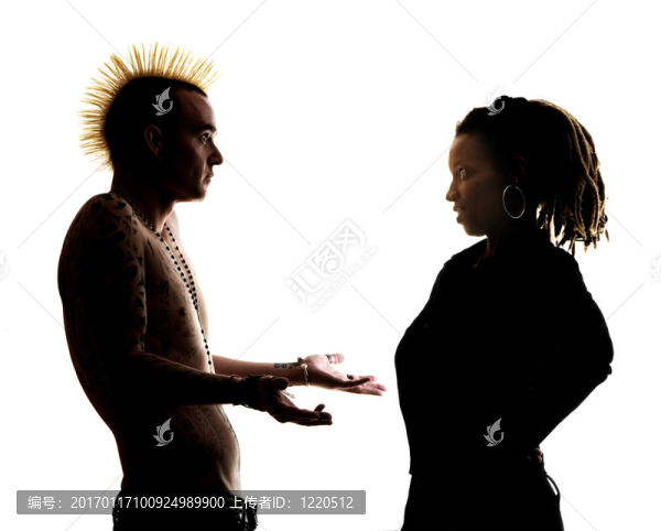 男人和女人看著對方