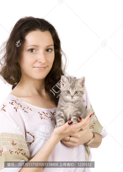 帶灰色小貓的年輕女性