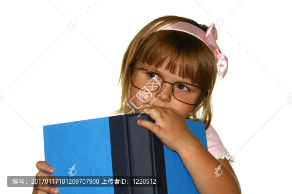 可愛的小女孩閱讀書