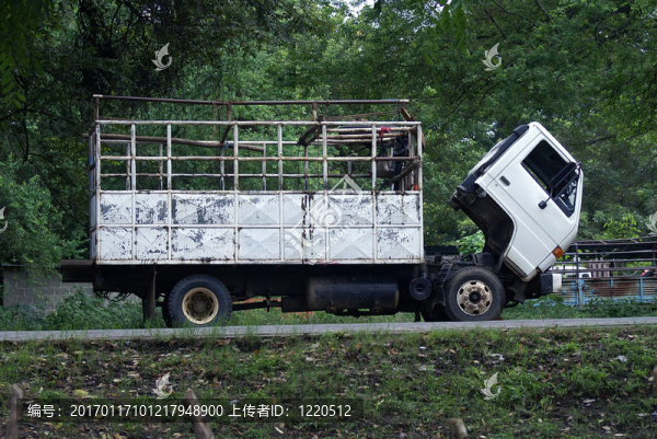 三分之一世界國(guó)家的拋錨卡車(chē)。