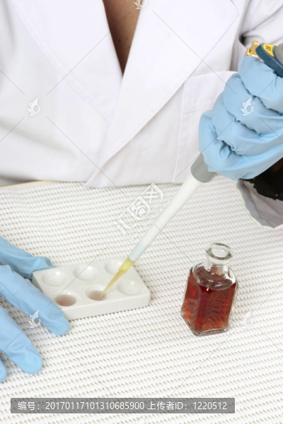 實(shí)驗(yàn)室研究測(cè)試的科學(xué)家-匯圖網(wǎng) www.fosd68.com 實(shí)驗(yàn)室研究測(cè)試的科學(xué)家