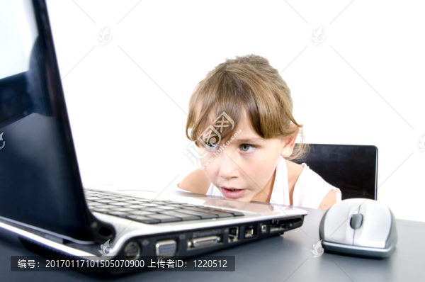 小女孩尋找筆記本電腦