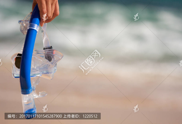 女子手持潛水裝置