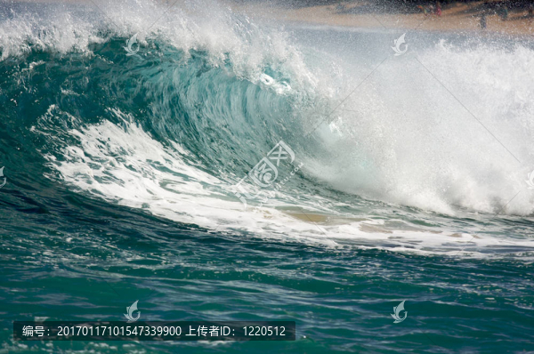 戲劇性的Shorebreak,Wave