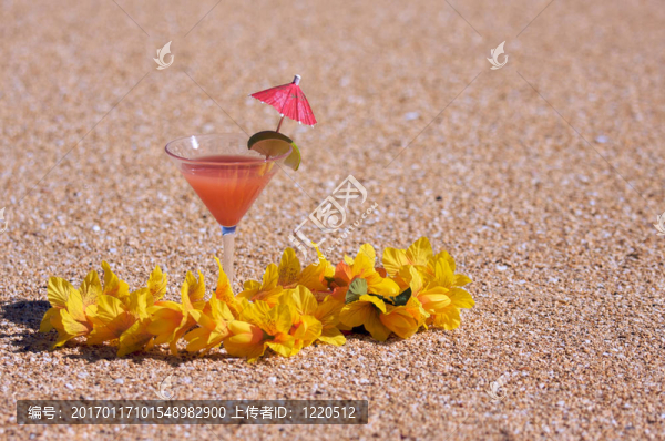 海灘海岸的熱帶飲料