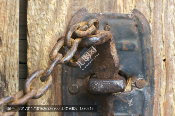 生銹的谷倉門閂鎖和鏈